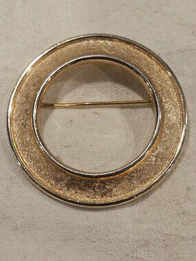 Vintage Crown Trifari Matte Satin Gold Tone Open Circle Wreath Brooch Pin